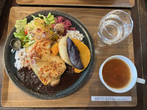 梅屋敷Cafe ＆ Lounge h.t.sの絶品チキンコンフィカレーランチ