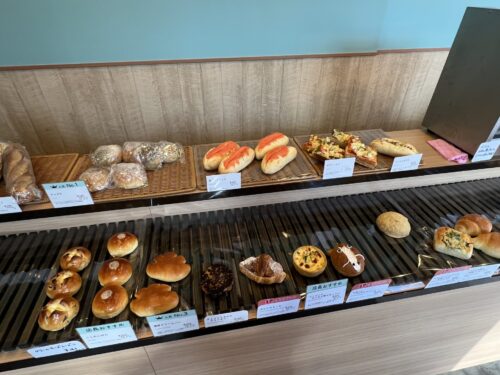 大岡山のパン屋さん「ボヌールチョイス 大岡山」に並ぶ焼きたてパン