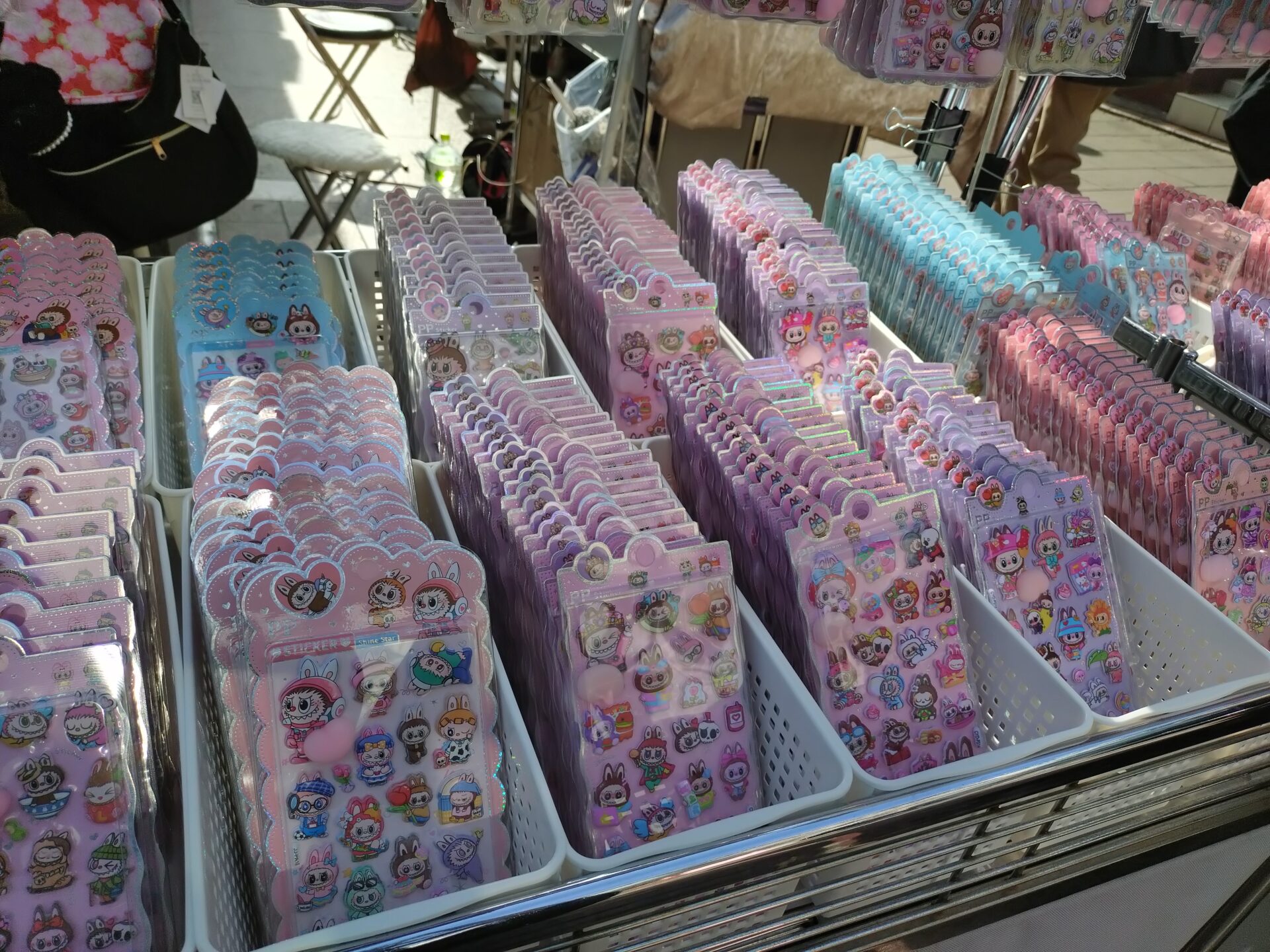 【自由が丘】駅前に大量のおしりシール発見！ラブブのおしりも！