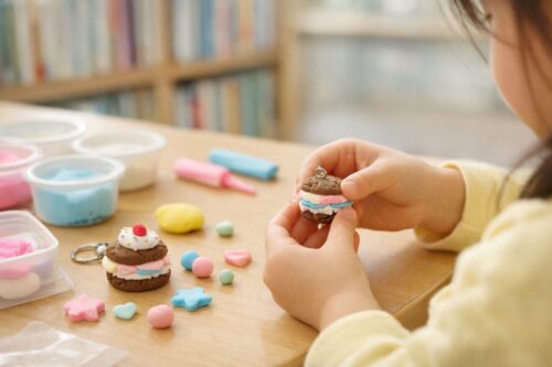 親子でねんど工作を楽しむ蒲田の図書館イベントの様子