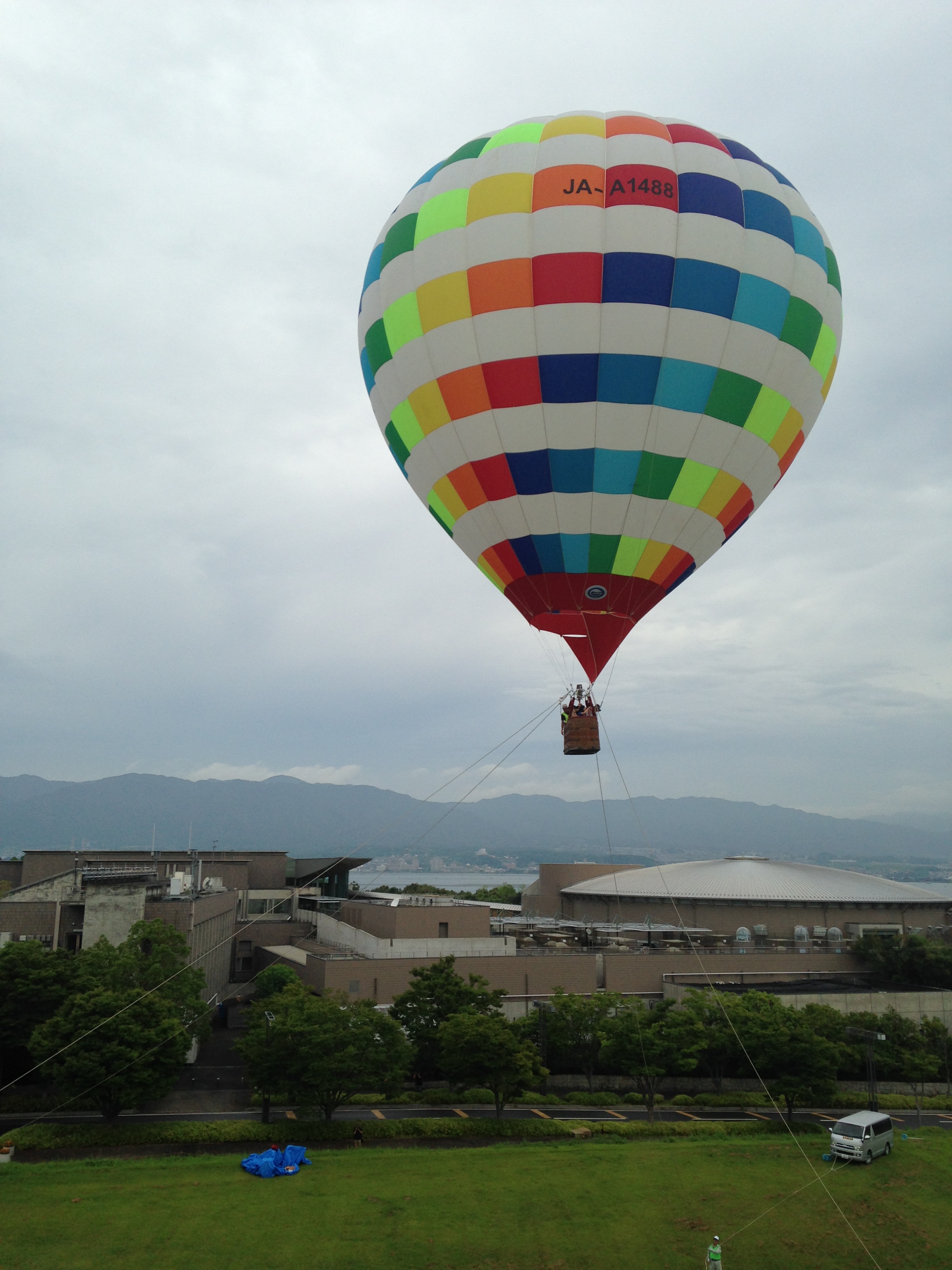 今すぐ予約を！烏丸半島の熱気球フライトは、夏休み限定12日間だけ！空から楽しむ琵琶湖の景色は圧巻！