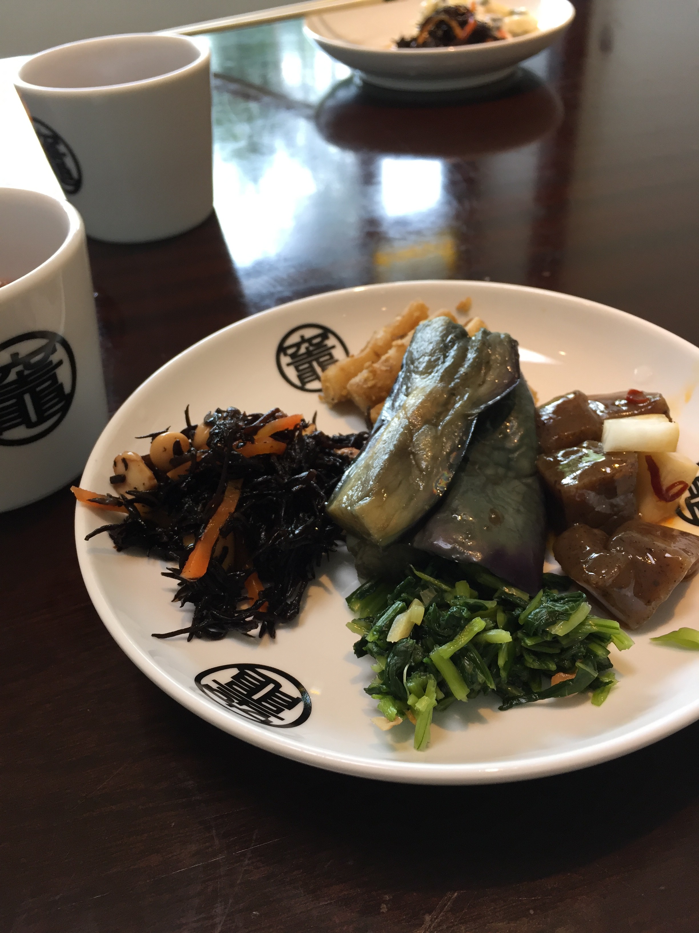漬物好きにはたまらない。土井志ば漬本舗本店で食べられる「お漬物天ぷら膳」と「お漬物ビュッフェ」