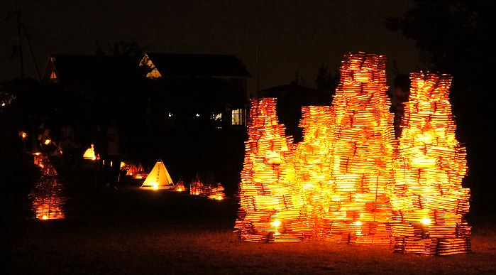 400点もの造形作品に灯りがともる幻想的な世界。『第10回　西の湖ヨシ灯り展』
