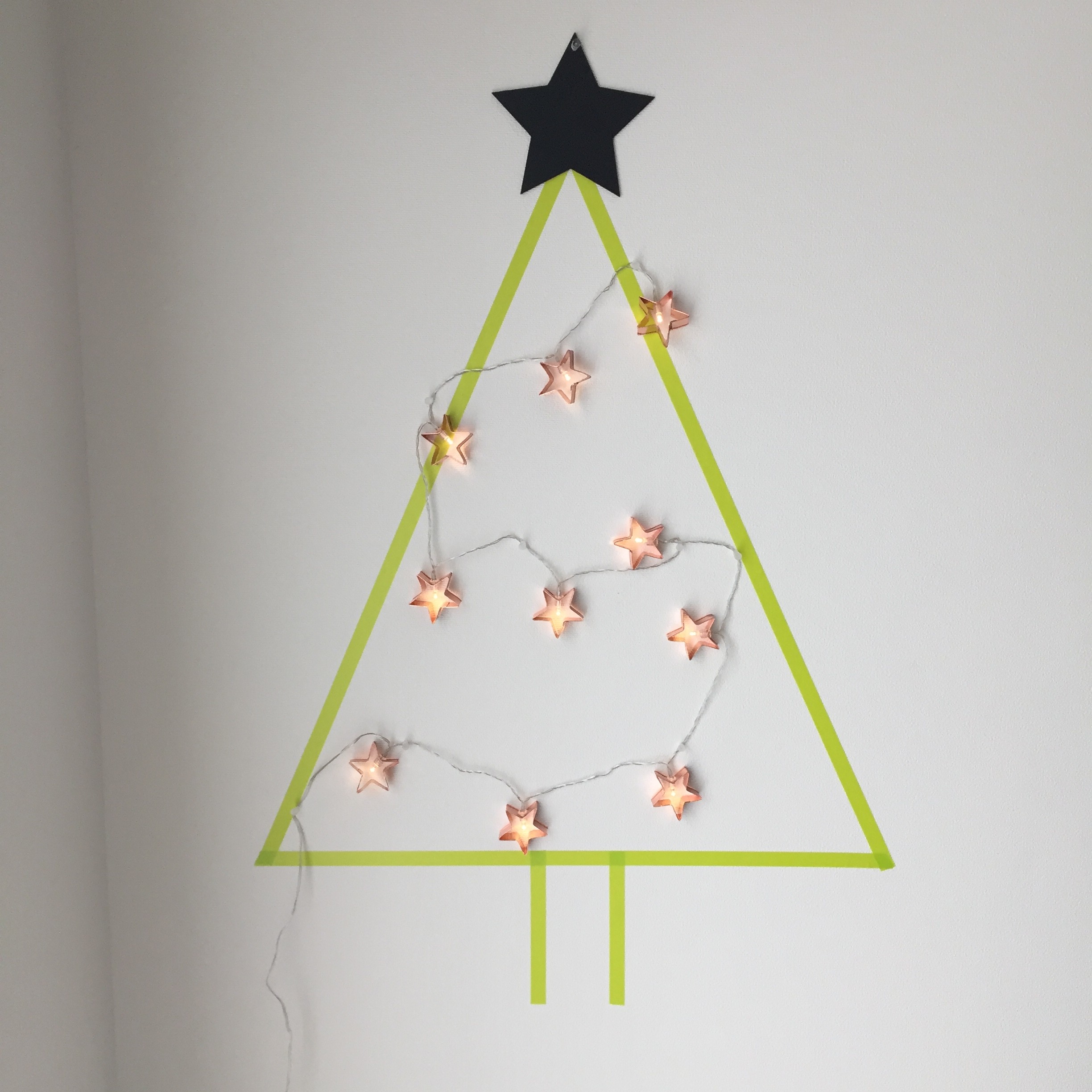 初めてでも簡単。10分でできる。お部屋の空いている壁にマスキングテープで作るクリスマスツリー