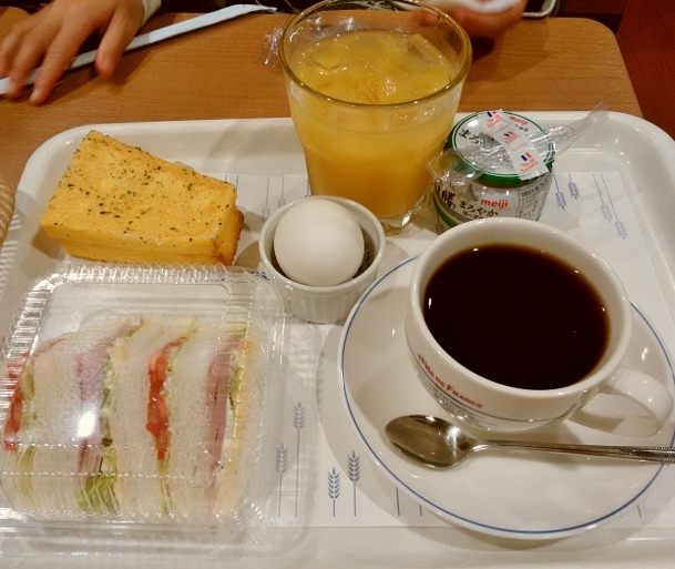 朝から行動したいときに！京都駅で税込370円のコスパ良好モーニング！！