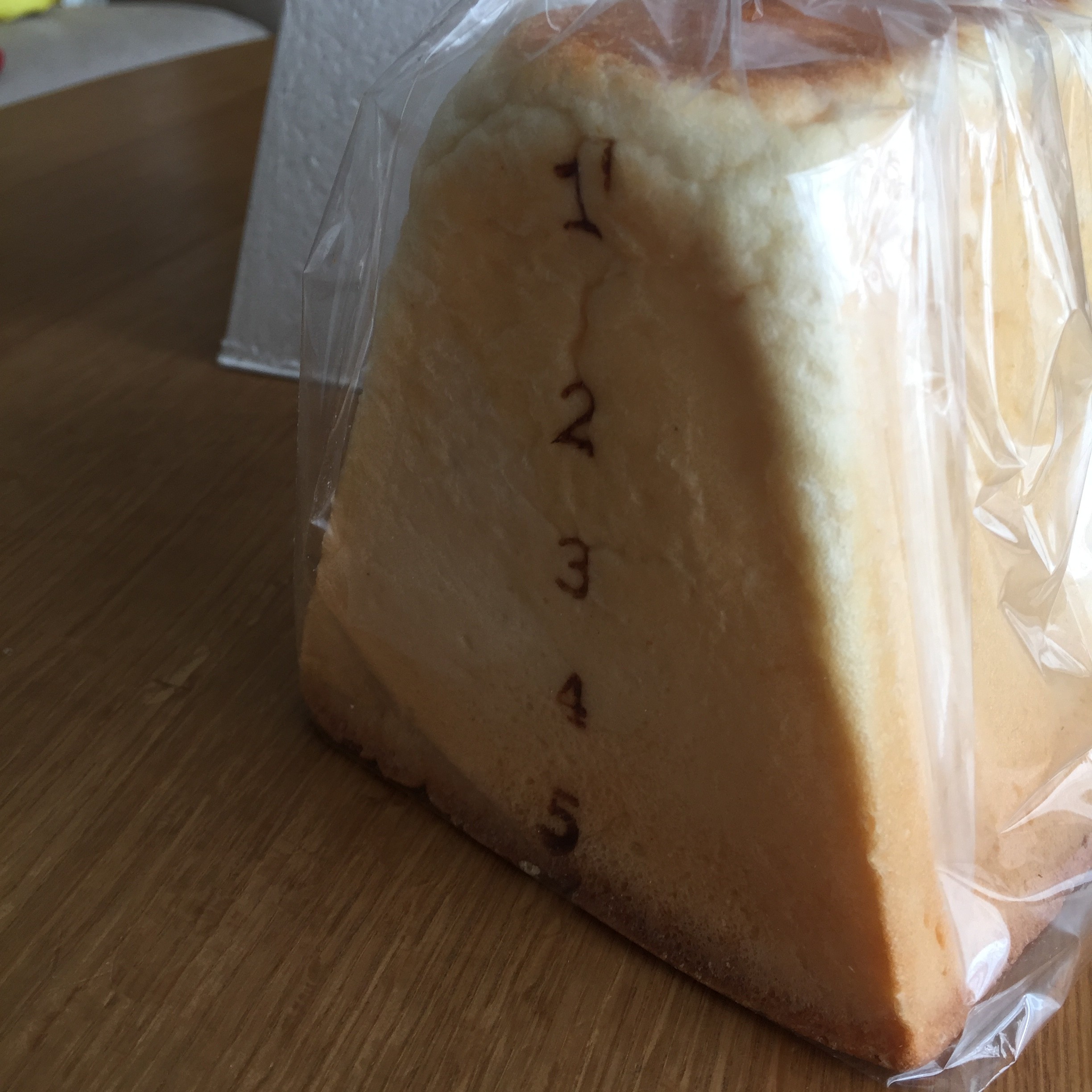 ちょっと遠出しても買いに行きたい。たのしくておいしい跳び箱の形をした食パン。その名も「とびばこパン」1月24日まで京都伊勢丹で購入できます。