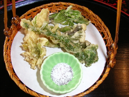 春の山菜を天ぷらで食べよう！ウッディパルには遊び場もいっぱいあります！☆要事前予約
