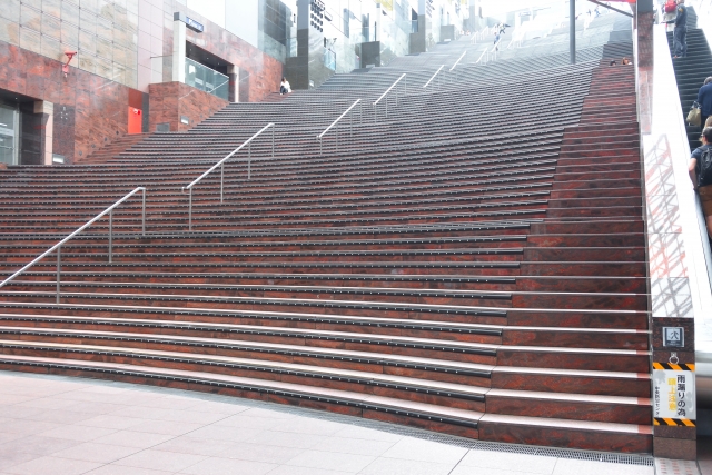 京都駅ビルの171段の階段を駆け上がる！京都駅の冬の風物詩「大階段駆け上がり大会」は2月23日開催☆観覧無料♪