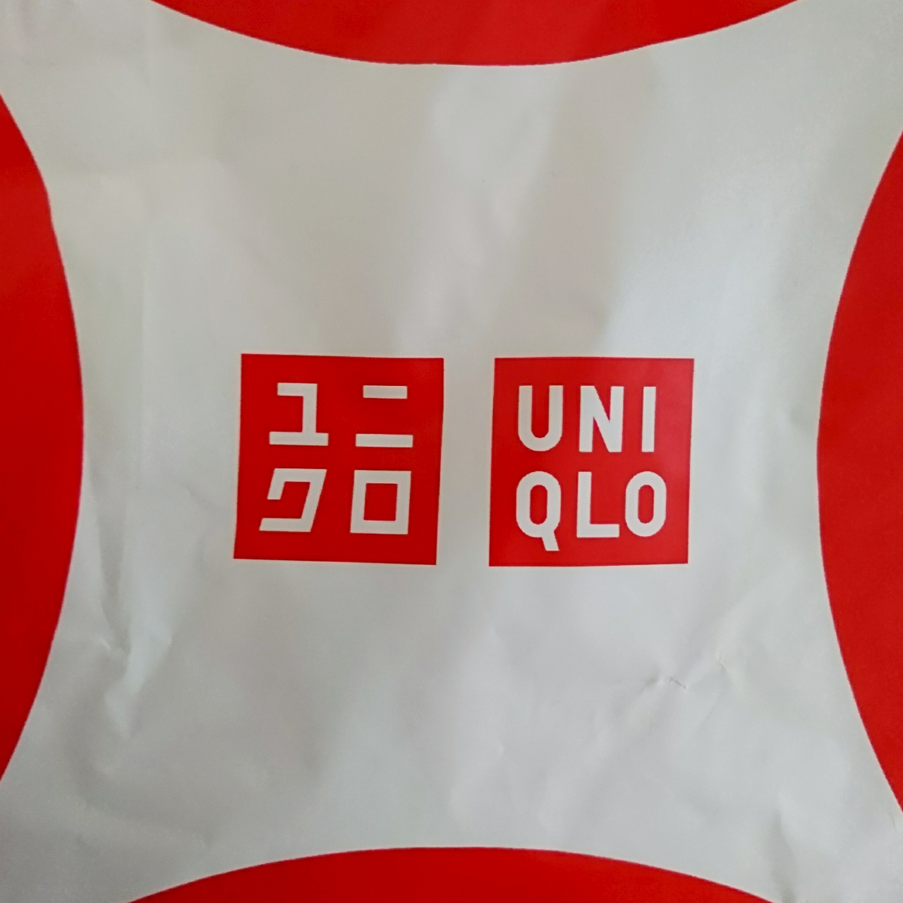 〈1月1日～3日〉ユニクロの初売りは1月1日から！新年特別企画！1万円以上のお買い上げで先着で紅白タオルプレゼント♪