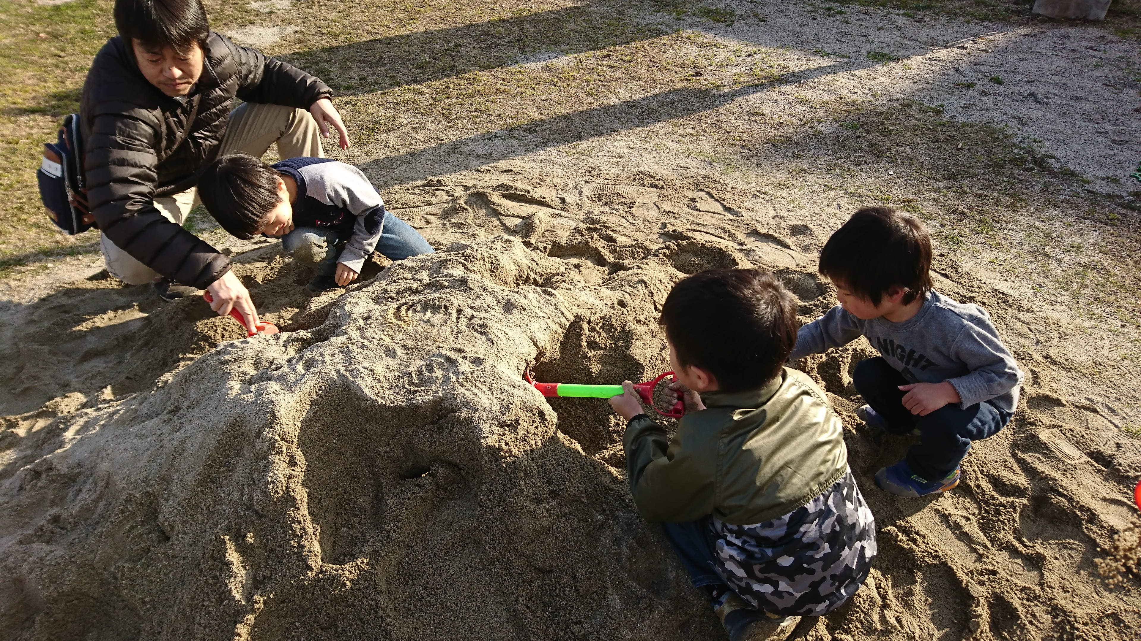 守山市にある「えんまどう公園」に砂場がありました！遊具も広場もあるので、思いきり遊べますよ♪