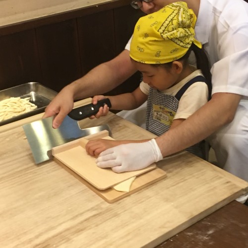 みんなでうどん作りにチャレンジしよう！大津市の丸亀製麺で「まるごとまるがめ体験教室」が開催！申込受付中♪