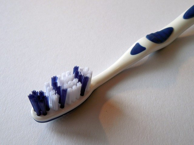 toothbrush-674650_640