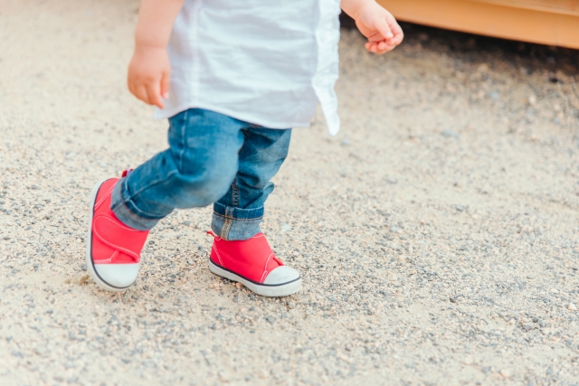 赤い靴で走る子ども
