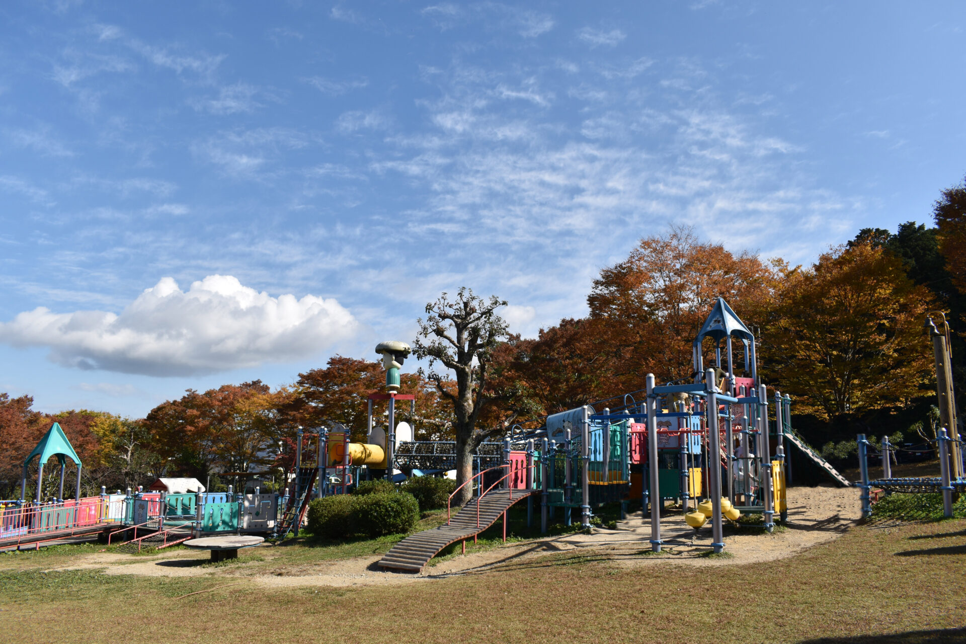 紅葉シーズン！湖南市じゅらくの里にて【第1回紅葉マルシェ＆フリーマーケット】開催されます！11/19