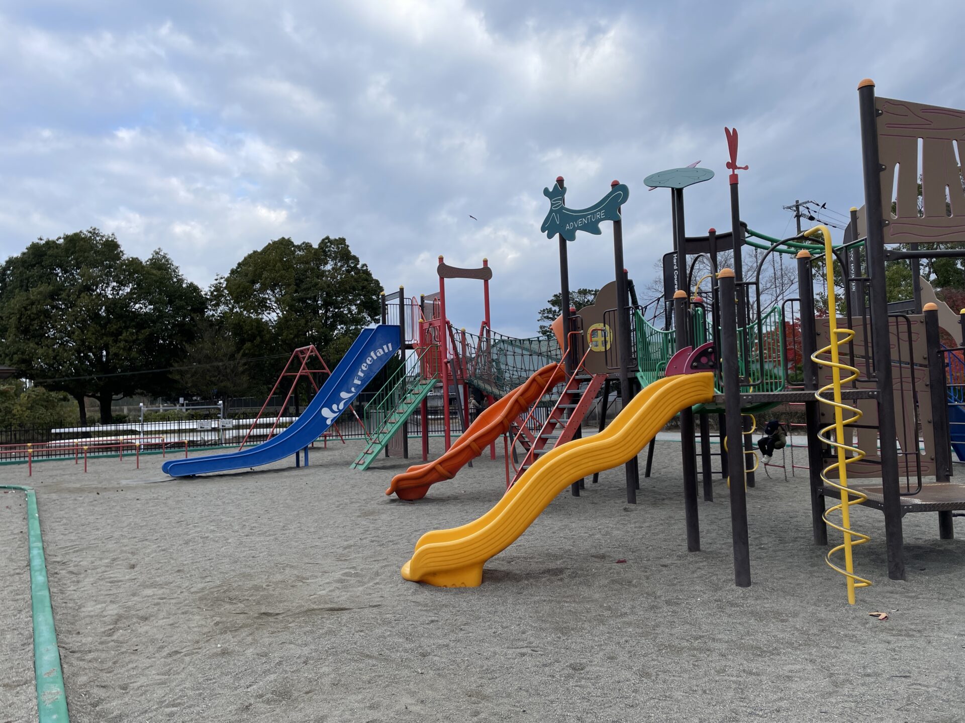 国宝見ながら、絶叫フリーフォールで遊べる公園【金亀公園】に行ってきました！遊具豊富！季節感じられるオススメ公園☆