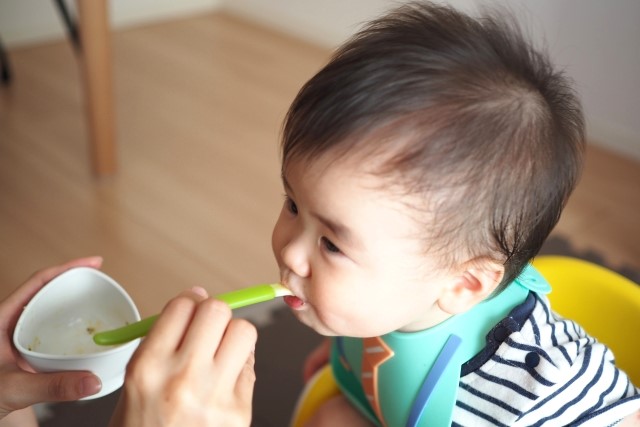 離乳食を食べる赤ちゃん