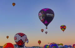 夜空に浮かぶ色とりどりの熱気球を見よう！搭乗体験も⁈「びわ湖 東近江バルーンフェスタ2024」東近江市にて【11/16,17】