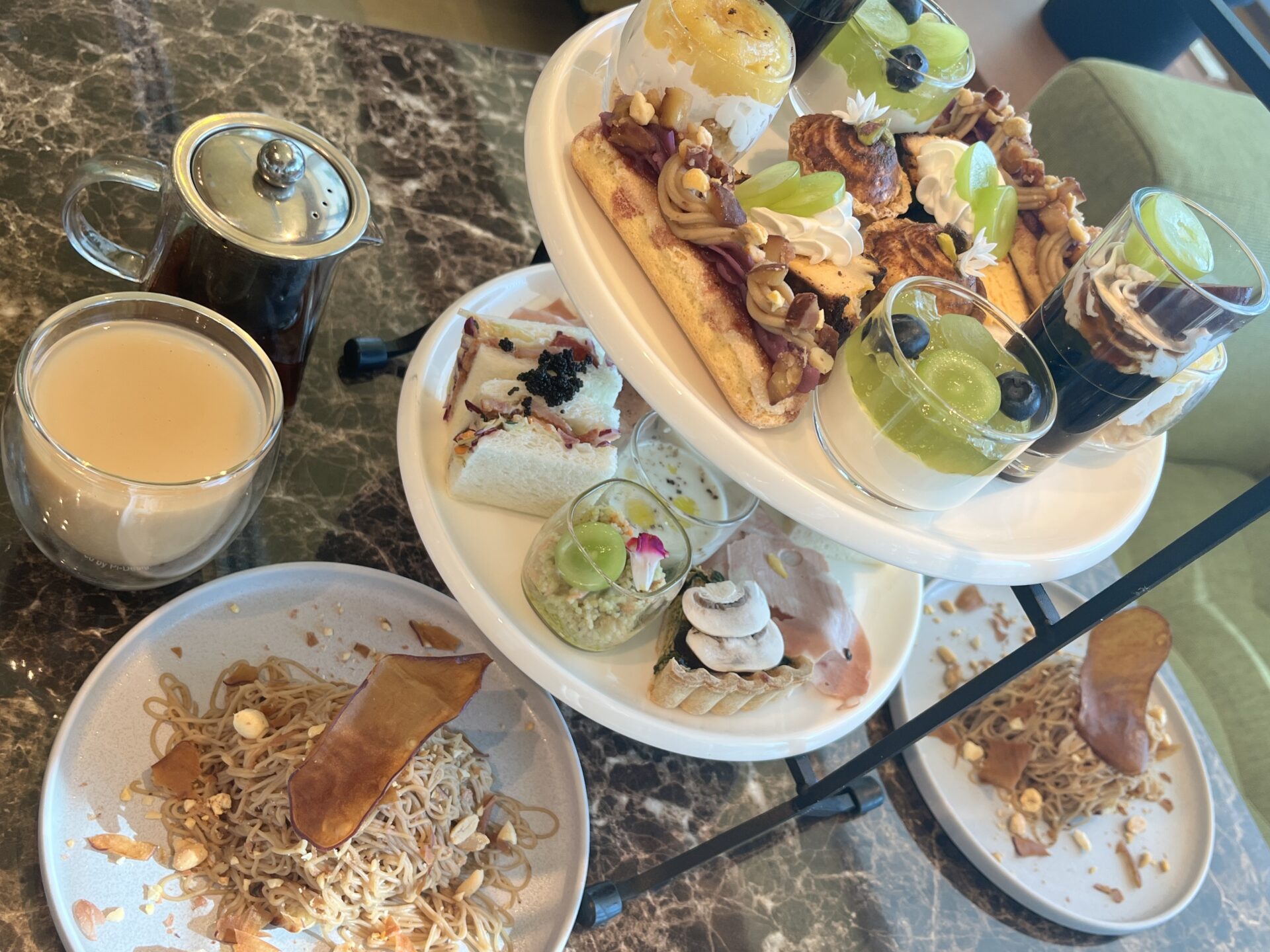 大満足！話題の新店期間限定アフタヌーンティー行ってきた♪シャインマスカット他秋の味覚に大人気千種類以上のビバレッジバー付♪【~11/30】AFTERNOON TEA【LOBBY GARDEN by SKY TERRACE 草津】