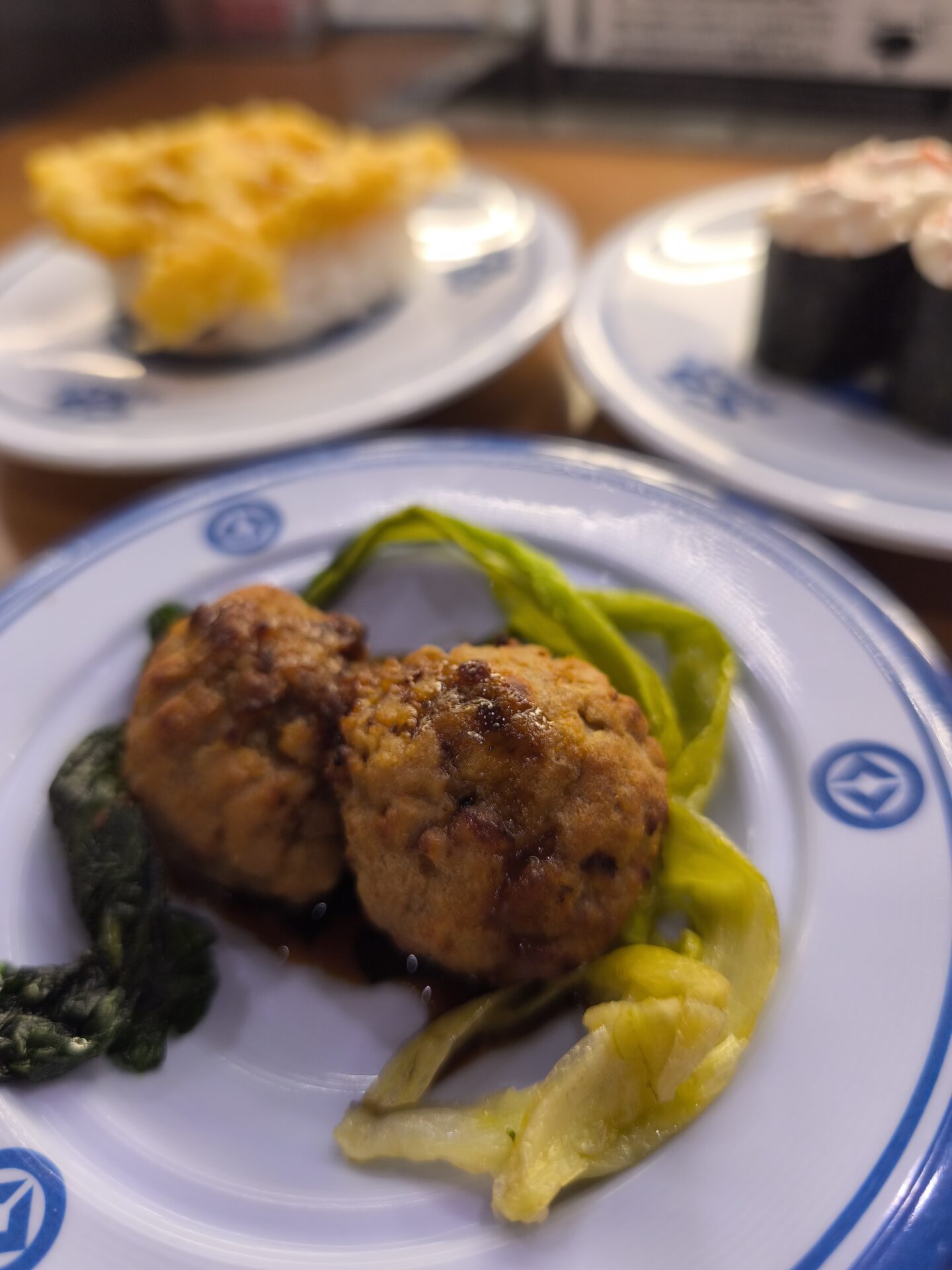 滋賀にいながら万博気分!?お店ごとに違う世界のメニュー食べてみました♪お得なポイントラリーも★【くら寿司】EXPO2025 × KURA【関西万博】