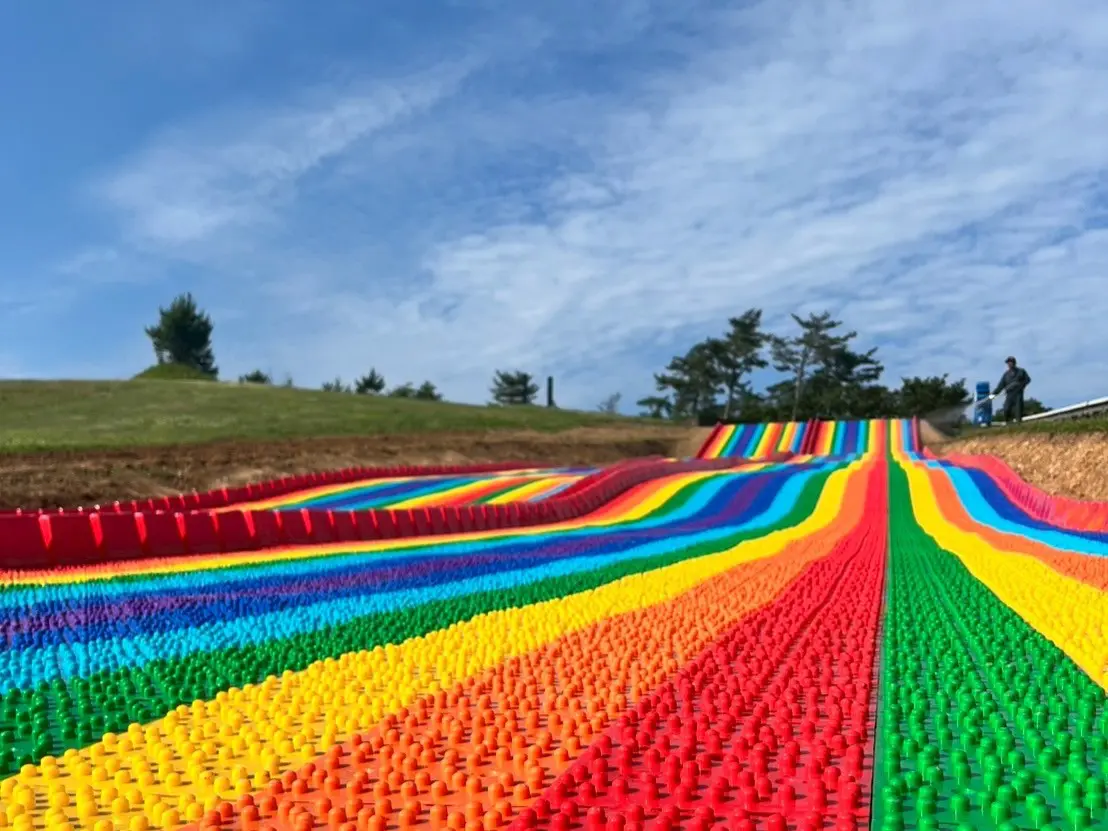 びわこ箱館山に全長 50m を降下する『虹色スライダー』新登場！ピースマムinstagramフォロワー限定！ゴンドラ往復乗車券込みのペア入園券プレゼント