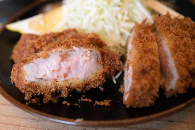 夏休みの家族での外食に！！小学生以下は半額！？物価高でのうれしいお得なグルメ情報です♪