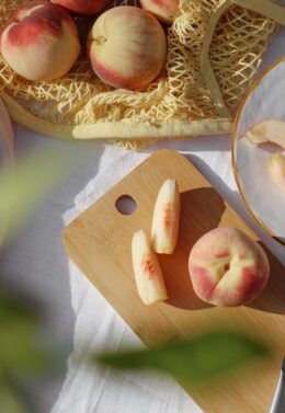 ＜彦根市＞かわいい世界観と豊富なメニューが自慢のカフェに、限定桃パフェが登場～！