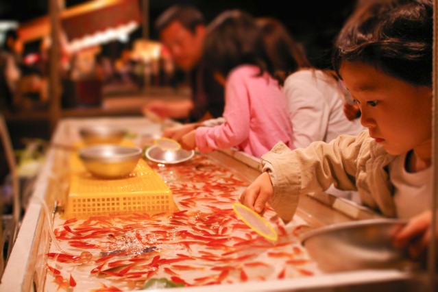 縁日や特設ステージあり！子どもたちの浴衣ファッションショーも開催される【ナカマチ商店街夜市】