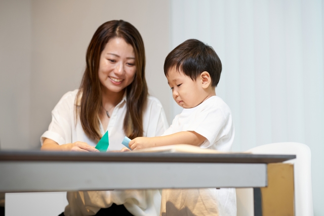 サンタさんに冬のおたよりを届けよう!未就学児向けワークショップ「アートにどぼん!」開催★【12月6日/滋賀県立美術館】