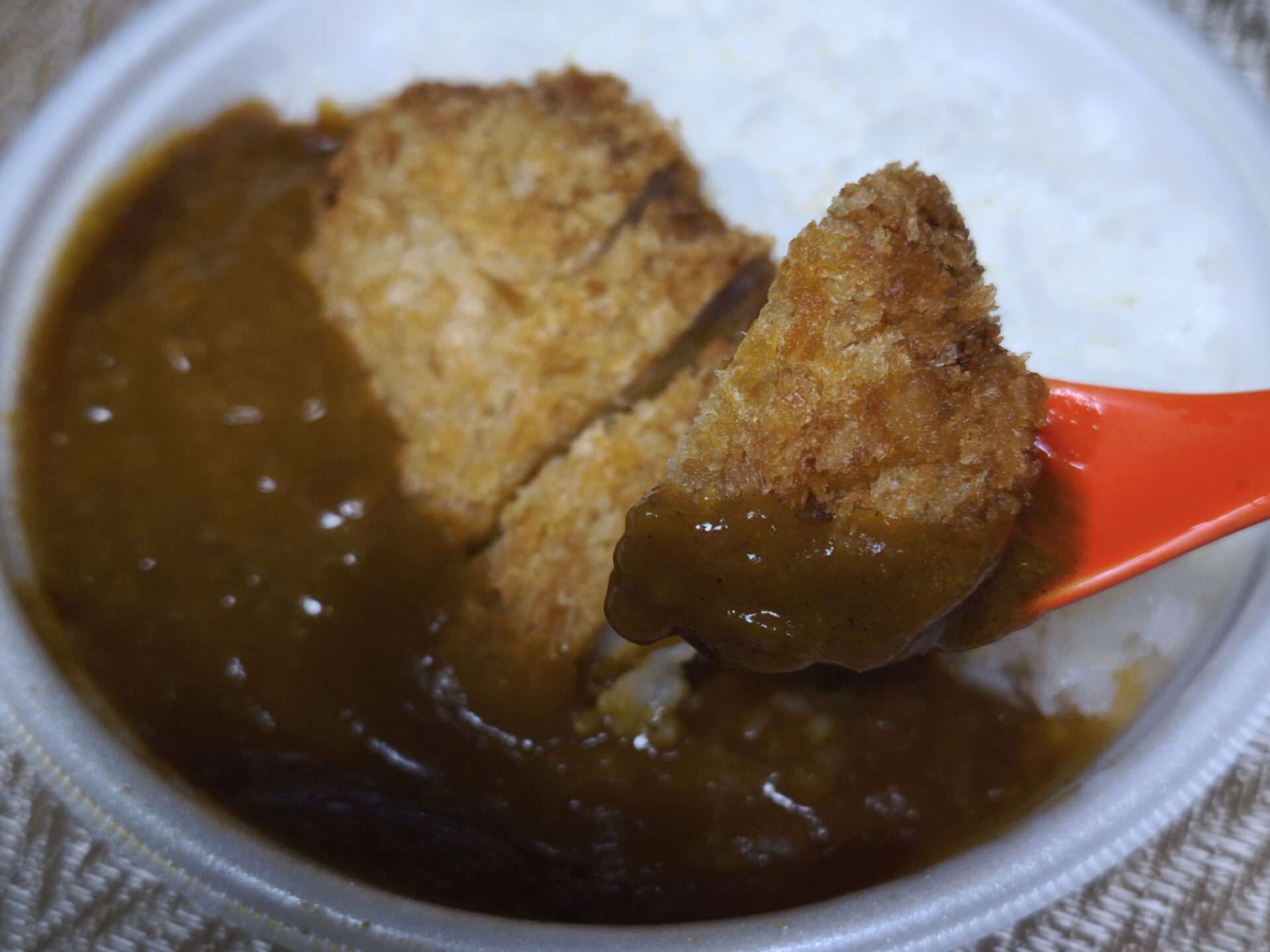 滋賀県限定＆期間限定発売!【食べてみた】滋賀県民のソウルフード びわ湖の想いで うみのこカレー【セブンイレブン】