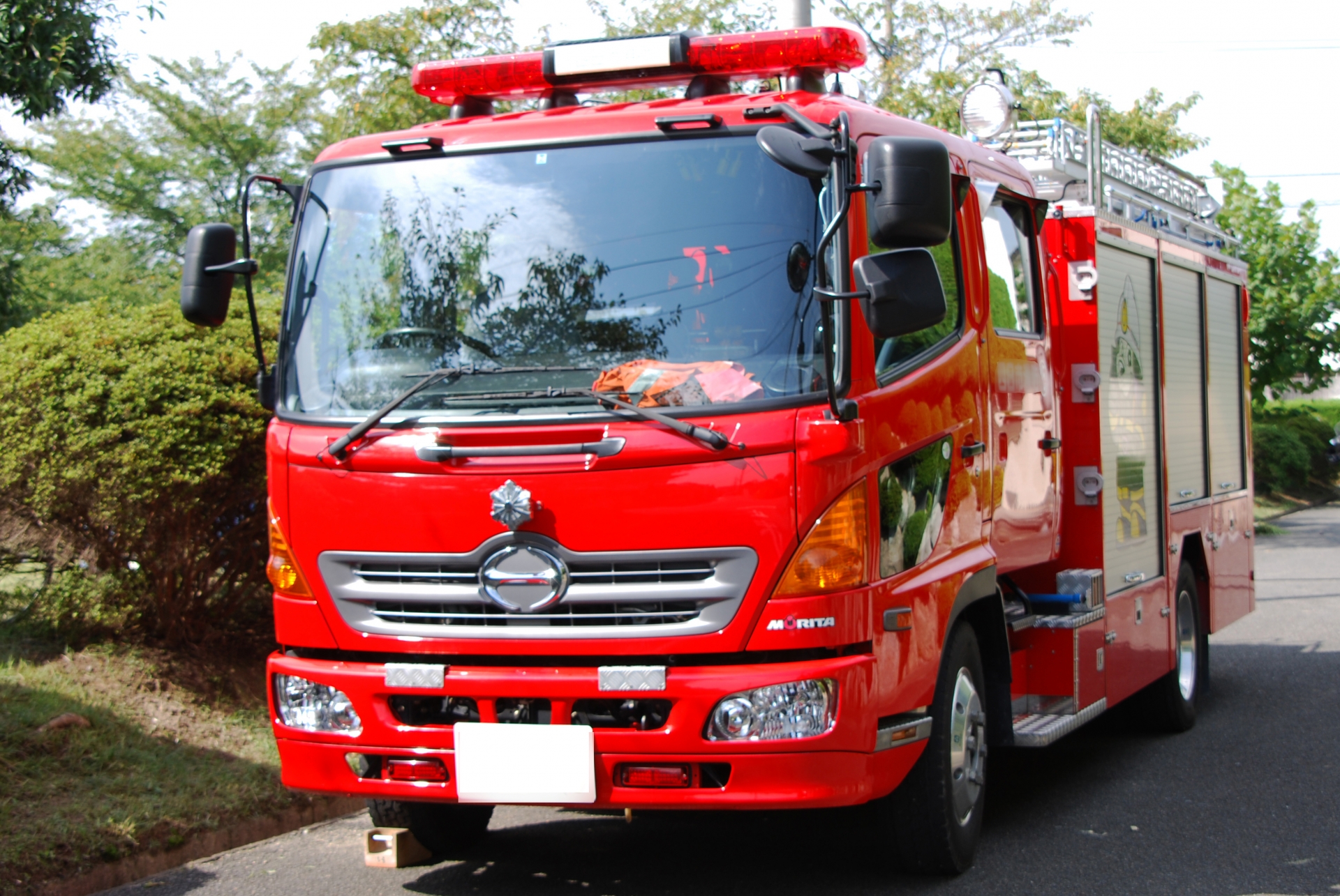 はしご車による救助訓練などが間近で見られる！音楽に合わせた放水パフォーマンスや、音楽隊の演奏も。【湖南広域消防局消防総合演習】　　　