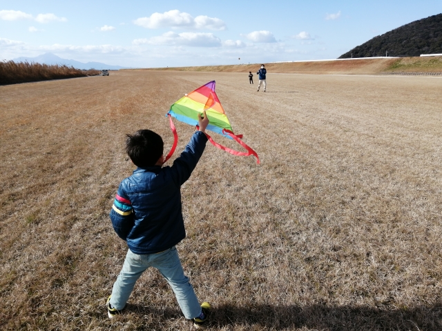 親子で冬空へ凧揚げ体験！豚汁ふるまいやサイコロチャレンジ、20畳敷大凧揚げイベントも！「新春凧揚げ大会」開催【1月11日/東近江市】