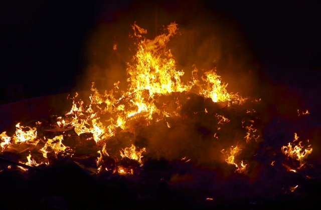【2026年】近江八幡の春を彩る「左義長まつり」開催！織田信長も愛した情熱的な火祭りで厄払い！【3月14日・15日】