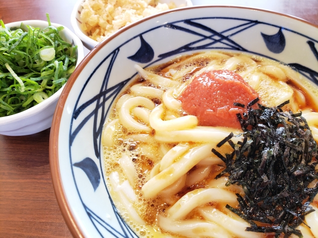 今週末は丸亀製麺がお得！1月29日から並→大へサイズアップ無料＆2月1日は釜揚げ半額！連続で楽しめる激アツな4日間！
