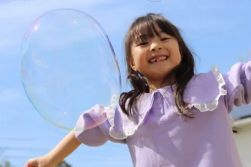 【無料ワークショップ】巨大シャボン玉が美術館に出現！子どもから大人まで大歓迎の体験型アート「消える彫刻をつくろう！」が開催【3月8日】