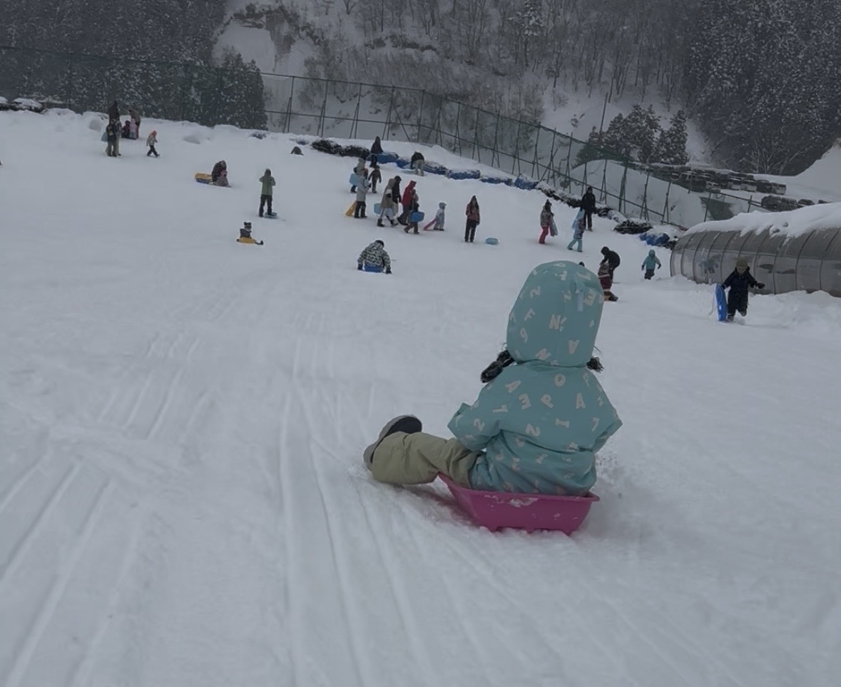 国内No.1雪遊びエリアでゲレンデデビューして来ました！綺麗な設備、無料ソリおもちゃ貸し出し、フードコートあり【グランスノー奥伊吹】