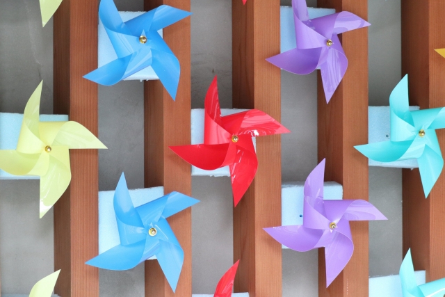 滋賀の絶景をバックに回る色鮮やかな風車！八幡山ロープウェーで春の特別イベント開催★「天空の散策」へでかけよう！【近江八幡】