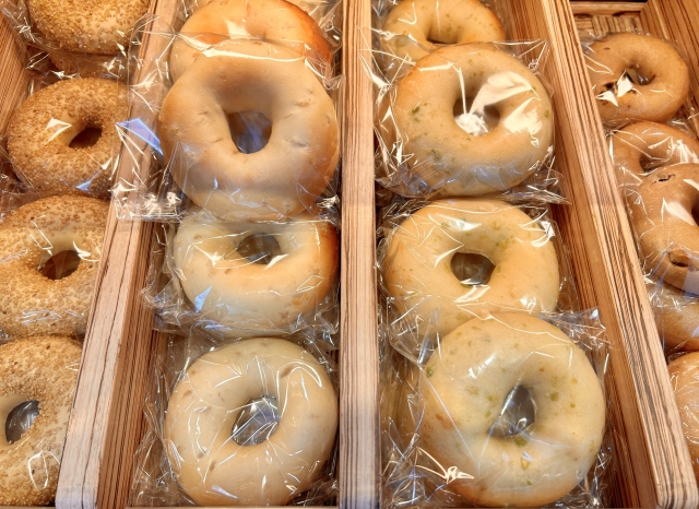 ベーグル、シフォンケーキ､よもぎあん餅など20店以上の出店！美味しいフードと雑貨が並ぶ朝市におでかけしよう♪自転車の無料点検も実施♪【彦根市】