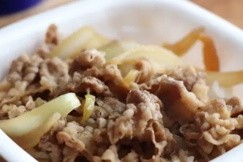 春休み前の家計応援！お子様メニュー3種が100円引きになる神クーポン登場！【3月得すきクーポン】大人気の牛カルビ焼肉丼シリーズも50円お得に楽しめる！【すき家】