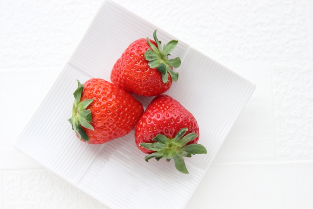 【大津市】大人気★石山寺プリン本舗の「いちごパフェ」が超贅沢にリニューアル！河西いちご園の苺3粒分＆プリンソフトが相性抜群♪