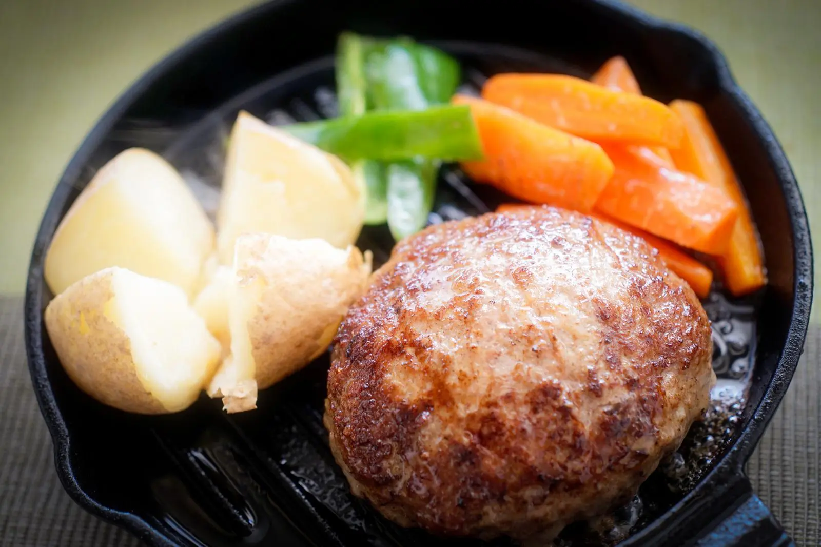 ＼紙版には ”合計3,000円分” のお得なクーポン券付き♪／「ココス」の魅力いっぱいの初の公式ファンブック「COCO’S LOVE BOOK」が発売中★