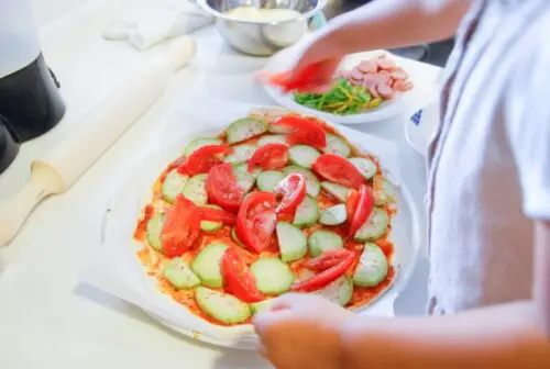 500℃の高温窯で本格調理！東近江市産「米粉ピザ作り体験」が道の駅あいとうマーガレットステーションで開催⭐︎地元野菜×グルテンフリーで旬を味わおう！【5月24日】