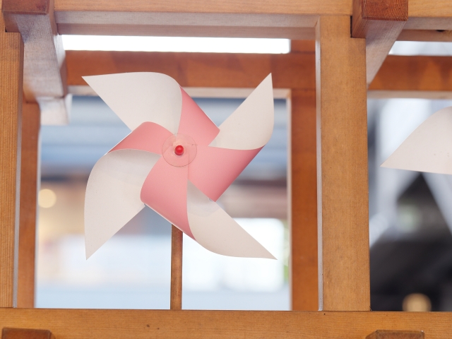 2000個のかざぐるまが彩る絶景！【小学生以下拝観無料期間あり！】西教寺で子どもと楽しむ「サクラと青もみじとかざぐるま参道通り抜け」