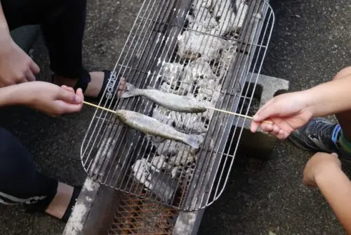 その場で炭火焼きも！南郷水産センターで大人気「アユつかみどり」が2026年の営業開始★親子でずぶ濡れになって本能を呼び覚まそう！【大津市】