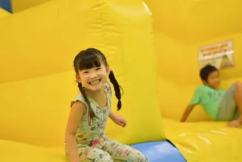 【草津市】5月30日・31日はキッズイベントが満載！大人気の「ふわふわ遊具」と「ダンボールめいろ＆プラズマカー」が週末限定で登場！【イオンモール草津】