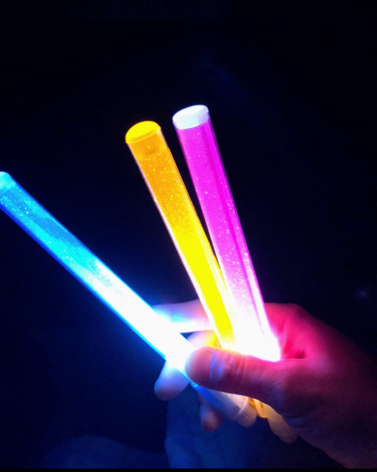 LEDライトの光が水入りの容器に反射して、キラキラと光る♪夏休み工作に★イオンタウン湖南で「水のペンライトをつくろう♪」開催！アプリクーポンで参加費が100円に♪