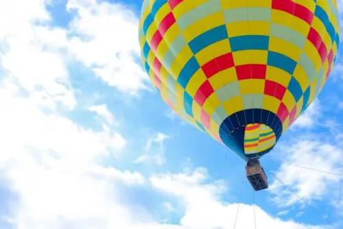【東近江市】熱気球体験搭乗ができる☆大人気イベント「びわ湖 東近江バルーンフェスタ2026」が開催！夜のイリュージョンも★【11月14日・15日】