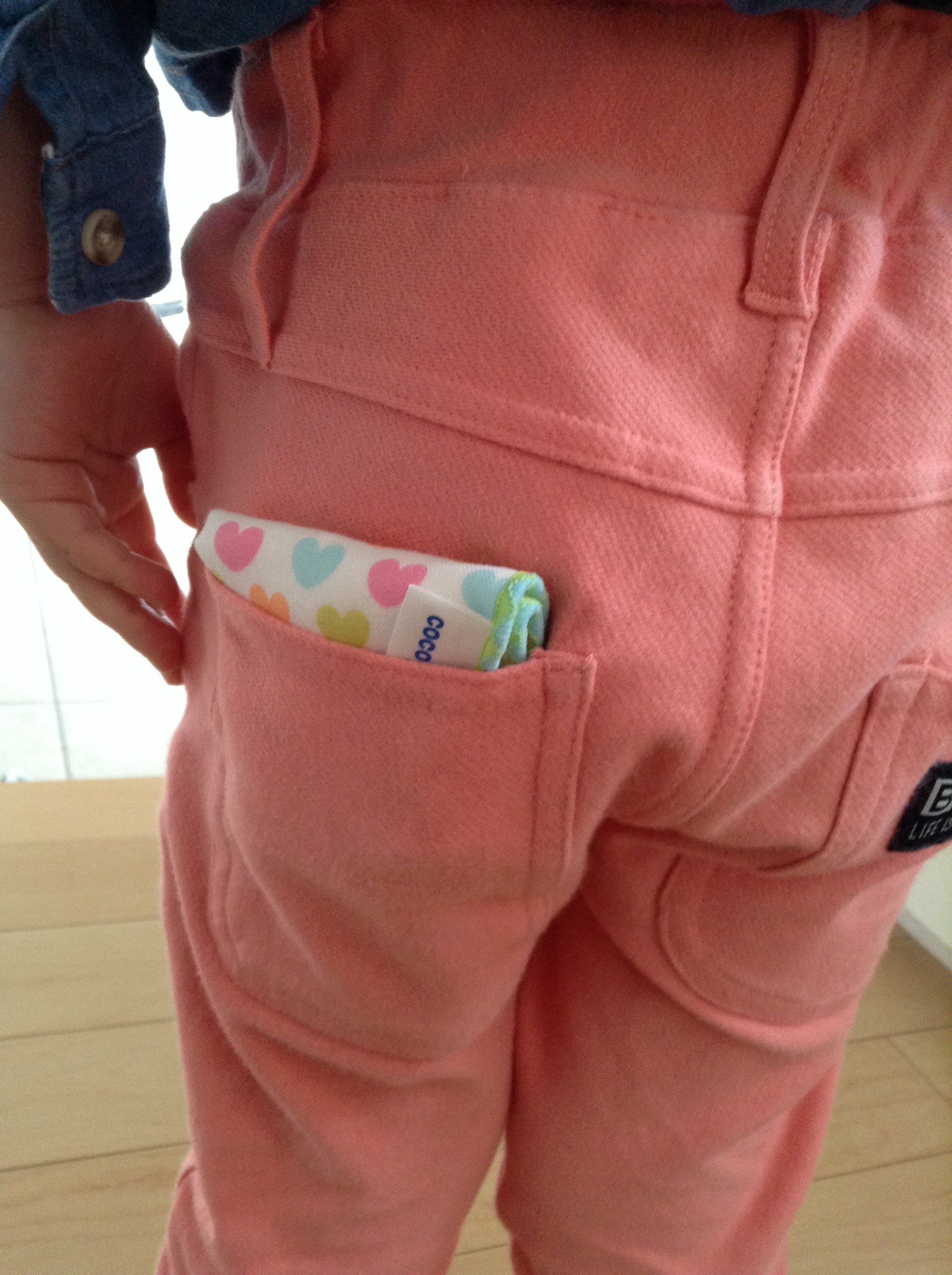 小さなポケットに小さめハンカチ♪子どものポケットにピッタリサイズのハンカチです。